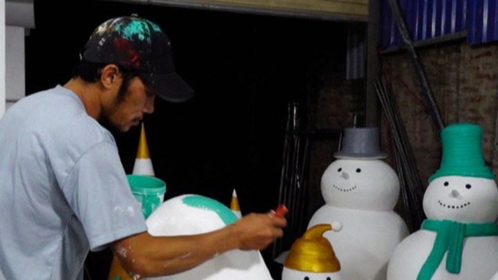 Người làm xốp mô hình kiếm bạc triệu nhờ 'nặn' người tuyết mùa Giáng sinh