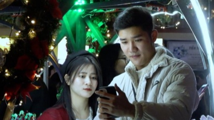 Hà Nội rét tái tê vẫn mê xuống phố đón Giáng sinh