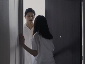 Về nhà không báo trước để tạo bất ngờ cho vợ, thấy cảnh tượng trong nhà anh chồng đòi ly hôn