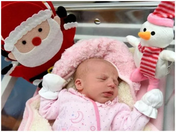 Bà mẹ sinh con vào ngày Giáng sinh ngay trên giường ngủ chỉ sau 5 phút chuyển dạ